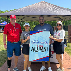 alumni celebrating spirit day