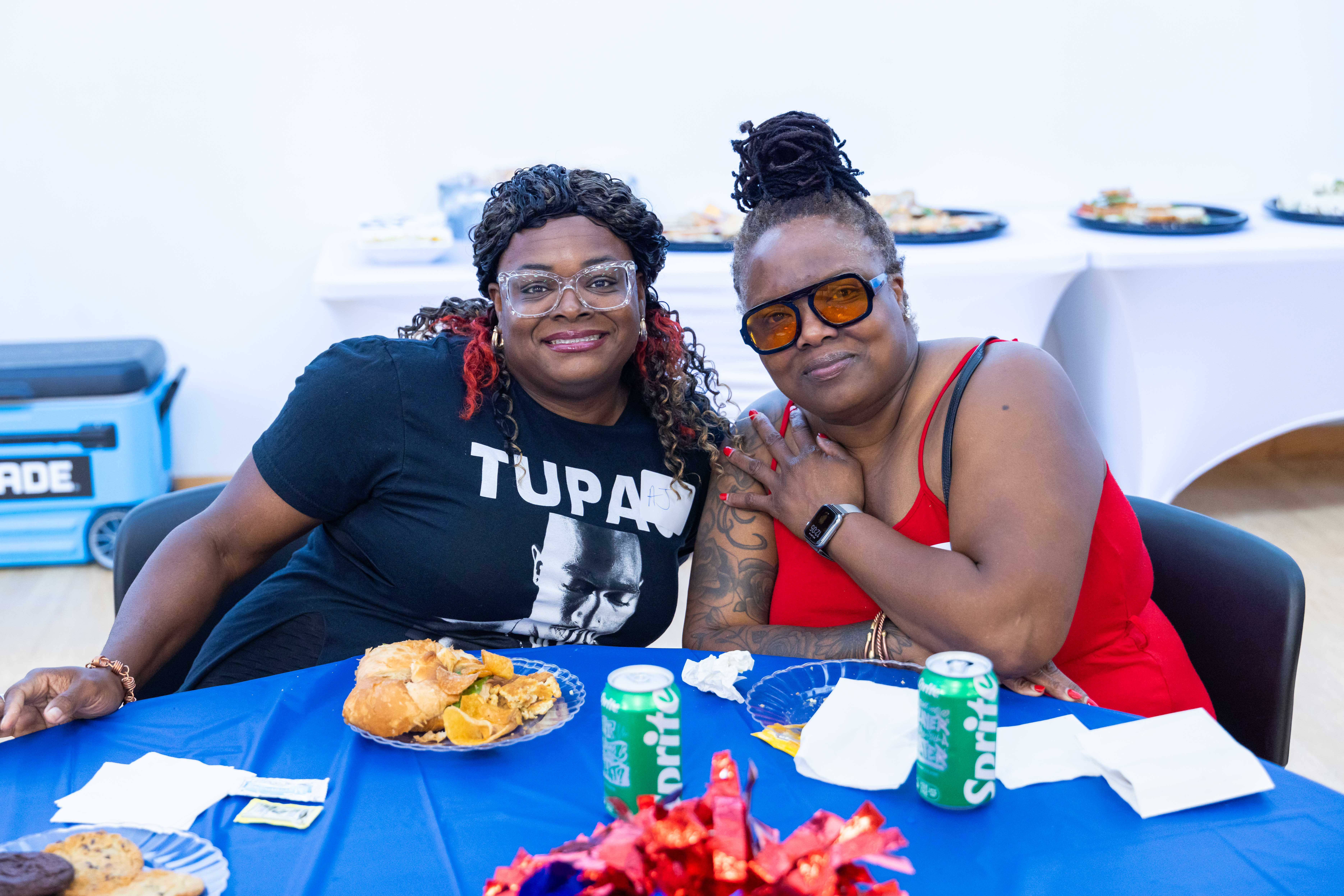 two female alumni sitting at the table and enjoying lunch