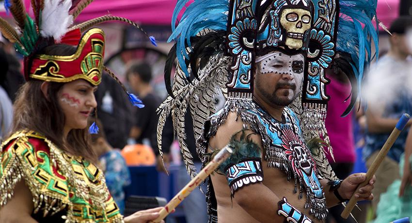 Aztec Dance gtoup performs at 2017 Fiesta. El grupo de baile azteca Quetzalli Yolotl.