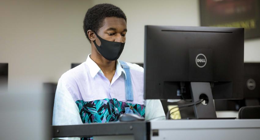 Vol State student in computer lab during COVID