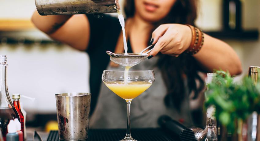 Bartending picture by Helena Lopes on Unsplash