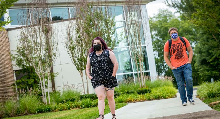 Students in masks on the Vol State Gallatin campus.