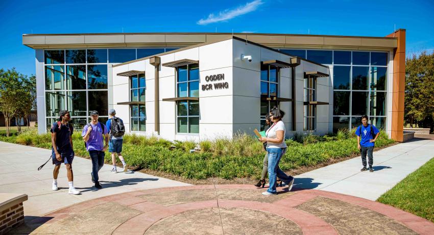 Students on the Vol State campus in Gallatin.
